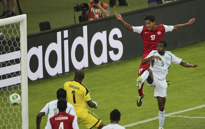  Jonathan Tehau segna alla Nigeria. Sar l'unico gol di Tahiti alla Confederation Cup. Reuters
